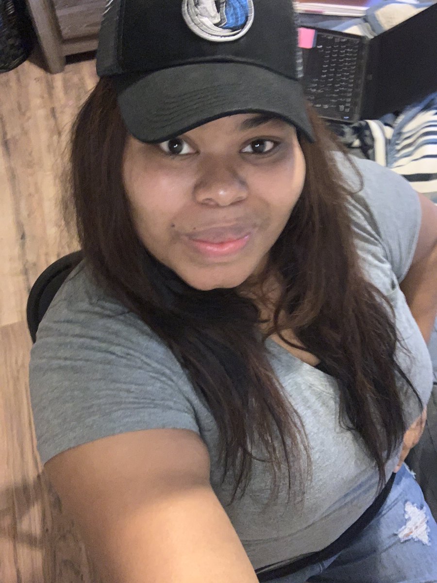 Coach_VThomas's tweet photo. Tipping my @dallasmavs hat for #Tipyourhatforreadingday and I read this classic @DrSeuss book #TheCatintheHat to my niece today!! @ThomasEdisonES @edisoneslib @EduKtor4life #virtualteachingvirtuallearning #readmeweekrevamped https://t.co/pj9mGAbtPN