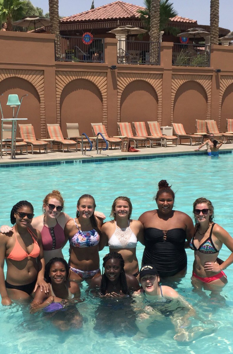 MotherTeresa32's tweet photo. When all this crazy is over @laurenheard_ we are gonna have to make a trip back out to Vegas to celebrate your 21st!
#tothegoodtimes
Love you! https://t.co/qpS6DxxE03