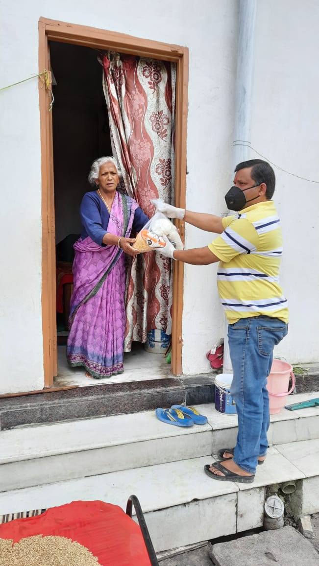 MeWelfare's tweet photo. हेल्प मी वेलफेयर सोसायटी ने दिहाडी मजदूर परिवारों एवं गरीब परिवारों को दस दिन का राशन किट(आटा,नमक,दाल,चीनी,चायपत्ती, आलू)जिसमें सभी रोजमर्रा में प्रयोग होने वाले सामान हैं,एक परिवार को एक किट दी गई हैं।जिससे हर परिवार को इस मुश्किल समय में भरपेट भोजन मिल सकें
@tsrawatbjp @ukcmo https://t.co/lfJPf4HFj7