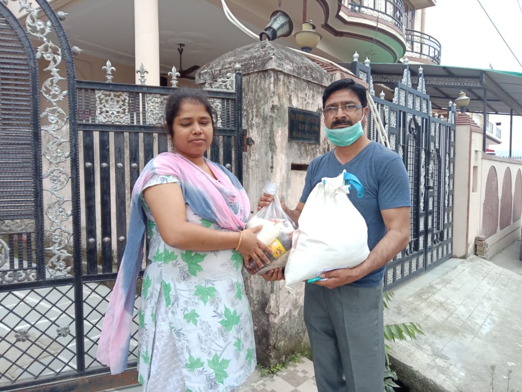 MeWelfare's tweet photo. हेल्प मी वेलफेयर सोसायटी ने दिहाडी मजदूर परिवारों एवं गरीब परिवारों को दस दिन का राशन किट(आटा,नमक,दाल,चीनी,चायपत्ती, आलू)जिसमें सभी रोजमर्रा में प्रयोग होने वाले सामान हैं,एक परिवार को एक किट दी गई हैं।जिससे हर परिवार को इस मुश्किल समय में भरपेट भोजन मिल सकें
@tsrawatbjp @ukcmo https://t.co/lfJPf4HFj7