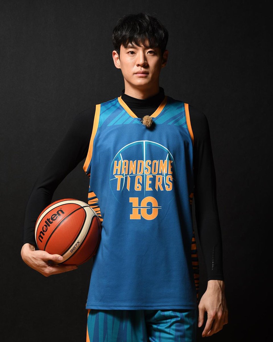 hstiger20's tweet photo. 💛🧡🐯🏀🎂🎉 #Happy_Suinn_Day #문수인 #봄처럼_따뜻한_수인아_와줘서_고마워 #HandsomeTigers #MoonSuinn https://t.co/7Yr7n9oUOm