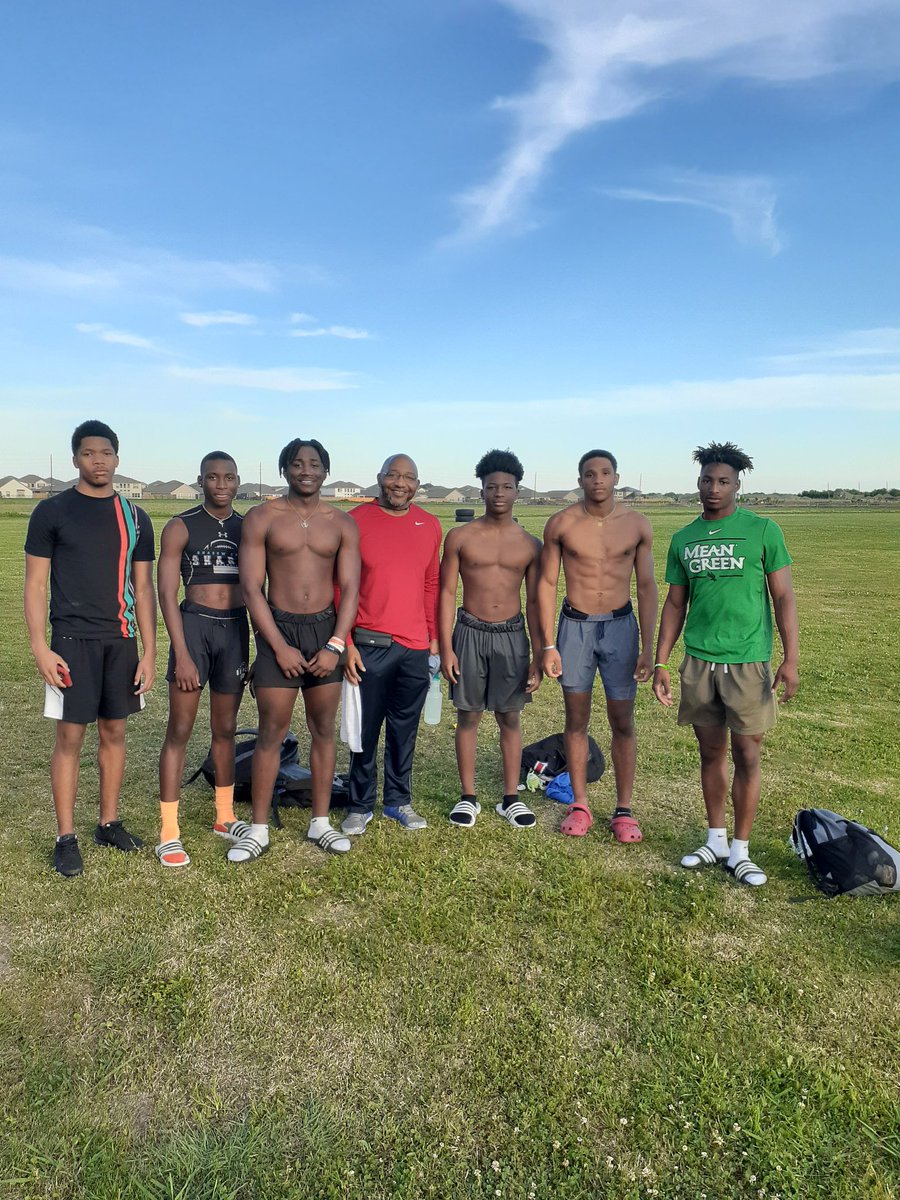 bayoucitypreps's tweet photo. Terrence Cooks Sr putting BCP recruits to work no days off! @ii_cooks @Highsmith_ii30 @stanfordfb @GeorgiaTechFB @TylerCooks1 @CameronMoore_7 #BCPKNOWS #BCPSCHOLARATHLETES #BCPFOUNDATION https://t.co/tIutxNFtIc