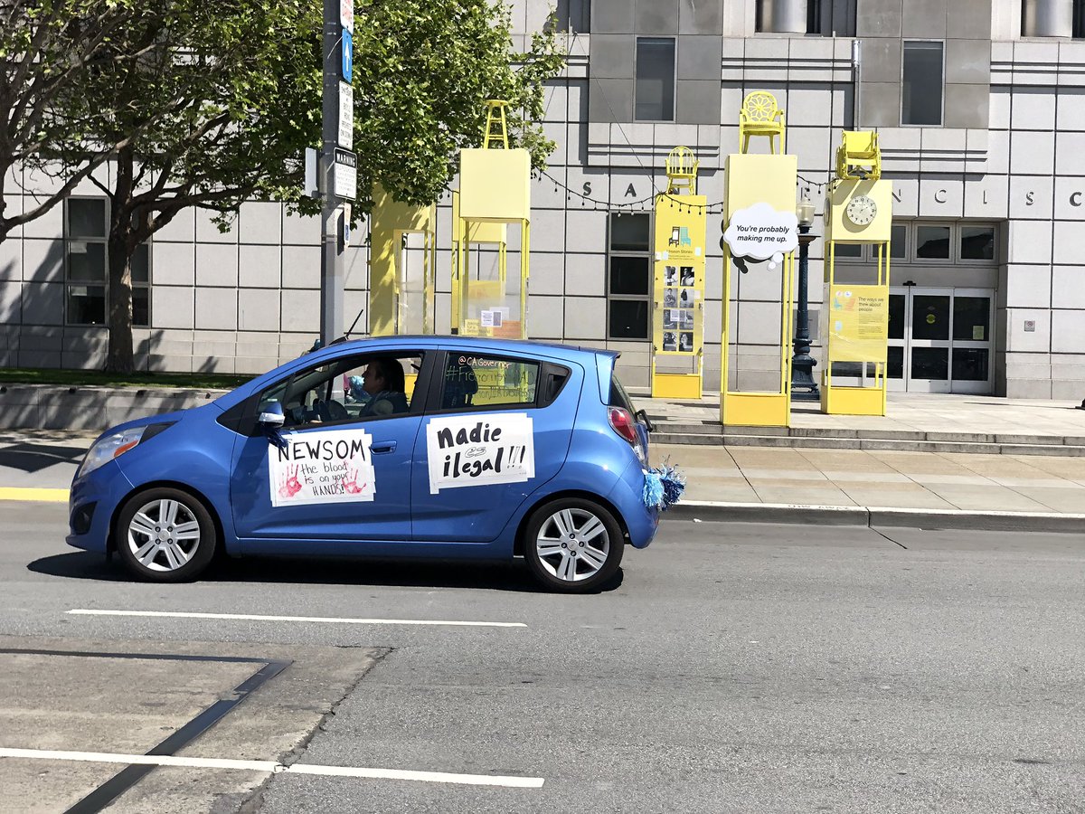 Nadie es ilegal! driving by library