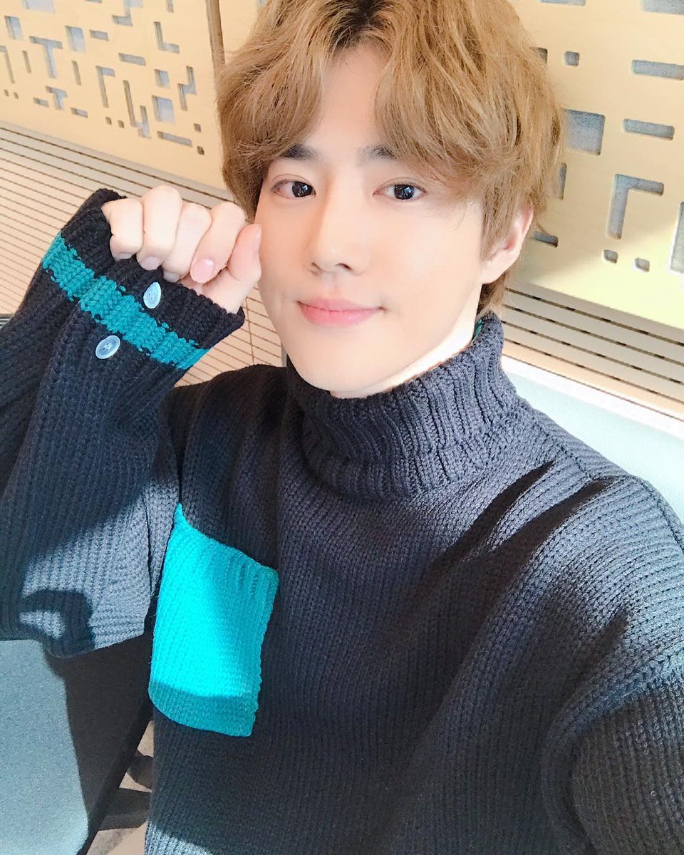_DDUNION_'s tweet photo. 최파타 셀카는 매번 역대급.. 대박이야ㅠㅠㅠㅠ 

2018                                          2020 https://t.co/Ch1r4powvD