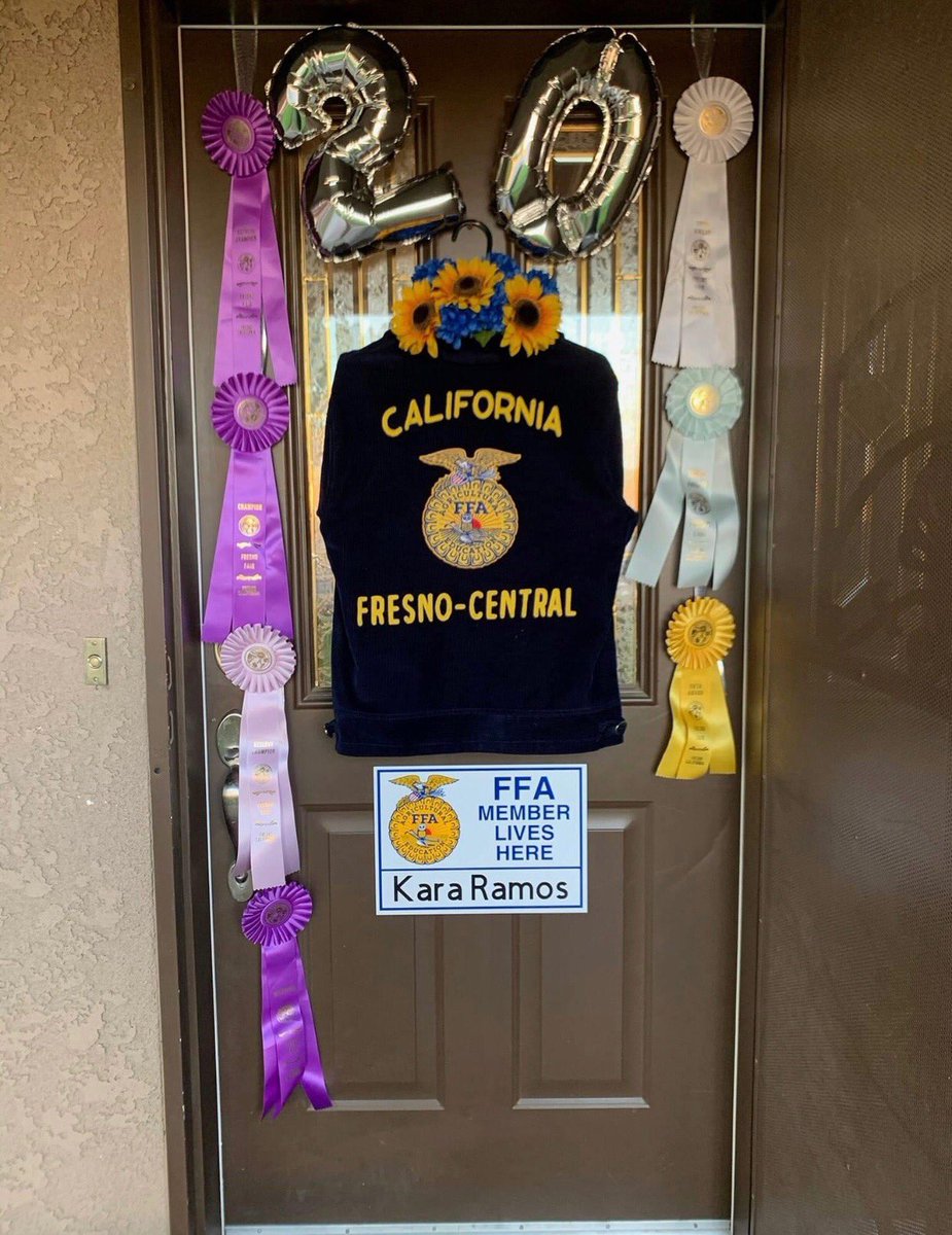NathalieMGranda's tweet photo. CELEBRATING SENIORS:Hundreds of Central Unified HS students might not have a graduation,but that’s not stopping their parents from celebrating their achievements! Many decorated their doors to honor their class of 2020 seniors.More on the touching tribute tonight at 11 @ABC30 https://t.co/zVmr40rDxX