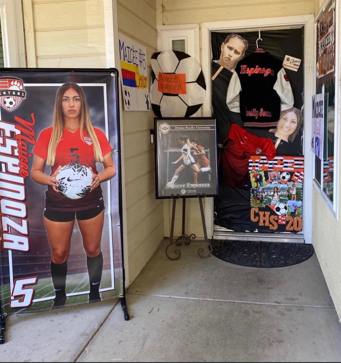 NathalieMGranda's tweet photo. CELEBRATING SENIORS:Hundreds of Central Unified HS students might not have a graduation,but that’s not stopping their parents from celebrating their achievements! Many decorated their doors to honor their class of 2020 seniors.More on the touching tribute tonight at 11 @ABC30 https://t.co/zVmr40rDxX