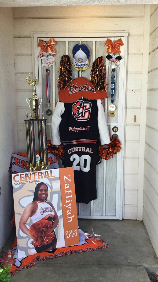 NathalieMGranda's tweet photo. CELEBRATING SENIORS:Hundreds of Central Unified HS students might not have a graduation,but that’s not stopping their parents from celebrating their achievements! Many decorated their doors to honor their class of 2020 seniors.More on the touching tribute tonight at 11 @ABC30 https://t.co/zVmr40rDxX