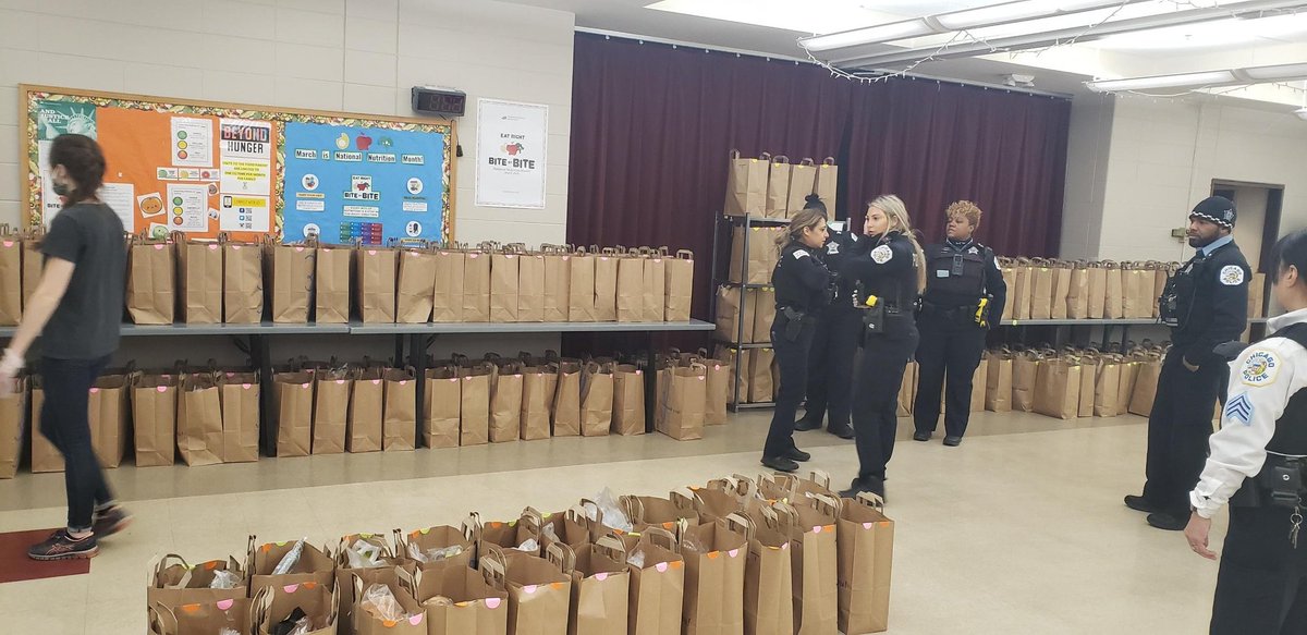 ChicagoCAPS15's tweet photo. The 15th District and #beyondhunger will be handing out 50 more care packages on first come first serve bases tomorrow April 1st from 9am until 3pm or until all care packages. #InThisTogetherChicago https://t.co/A9A1x4cOPp
