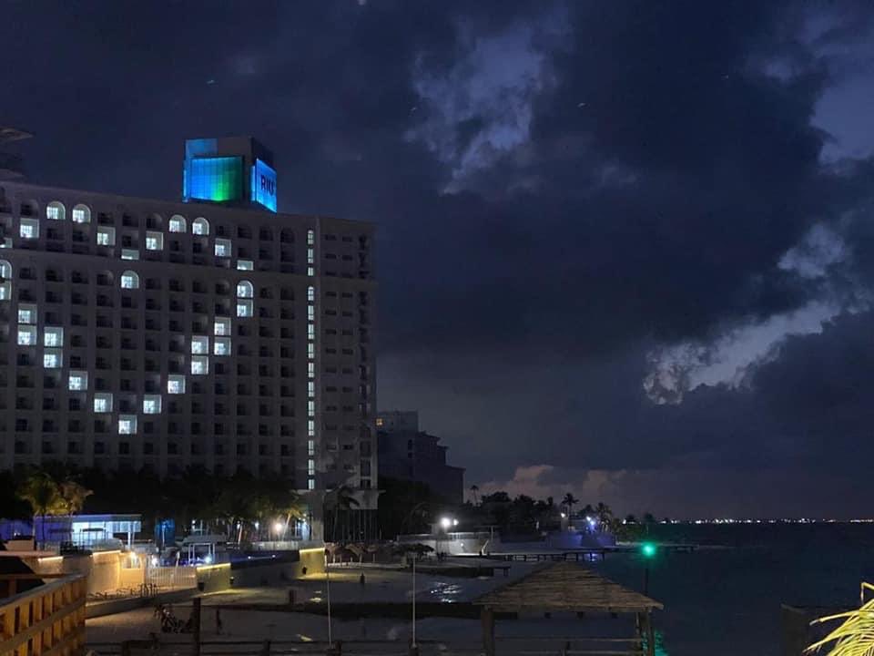 MMestizaje's tweet photo. Más hoteles de Cancún se suman a mensajes en sus fachadas. https://t.co/cYMBmNkX45