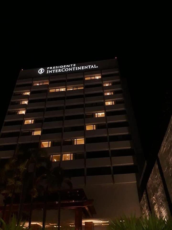 MMestizaje's tweet photo. Más hoteles de Cancún se suman a mensajes en sus fachadas. https://t.co/cYMBmNkX45