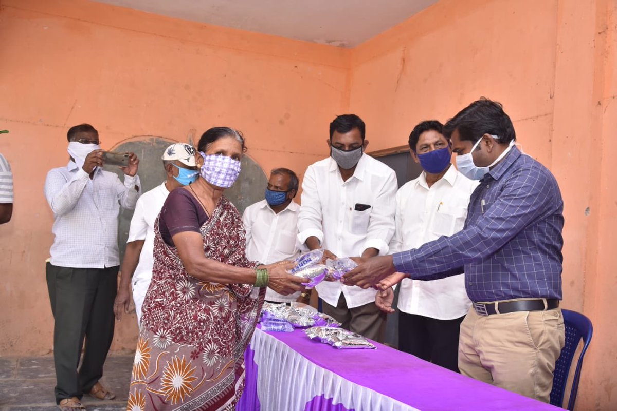 ChandruduIAS's tweet photo. Ismailof Kadiri is a daily wage worker Corona has put his family on the verge of hunger
53 organisations/individuals have come together&amp;food is distributed to 11488 such families in 43 centres. Let’s make it reach every needy person
#TeamAnanthapuram
#CareTheUncared
#StopHunger https://t.co/sfdxdPcjgA