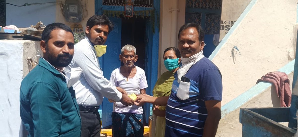ChandruduIAS's tweet photo. Ismailof Kadiri is a daily wage worker Corona has put his family on the verge of hunger
53 organisations/individuals have come together&amp;food is distributed to 11488 such families in 43 centres. Let’s make it reach every needy person
#TeamAnanthapuram
#CareTheUncared
#StopHunger https://t.co/sfdxdPcjgA