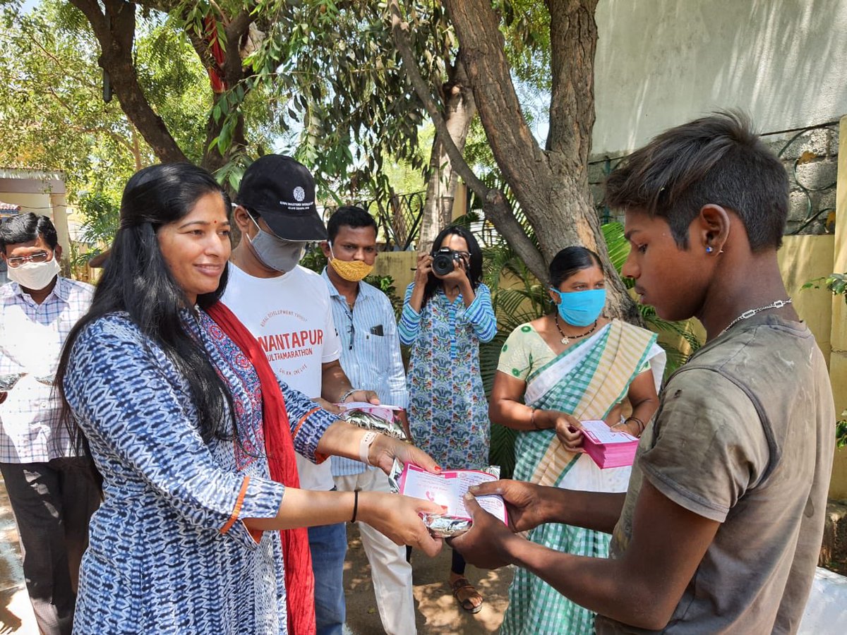 ChandruduIAS's tweet photo. Ismailof Kadiri is a daily wage worker Corona has put his family on the verge of hunger
53 organisations/individuals have come together&amp;food is distributed to 11488 such families in 43 centres. Let’s make it reach every needy person
#TeamAnanthapuram
#CareTheUncared
#StopHunger https://t.co/sfdxdPcjgA