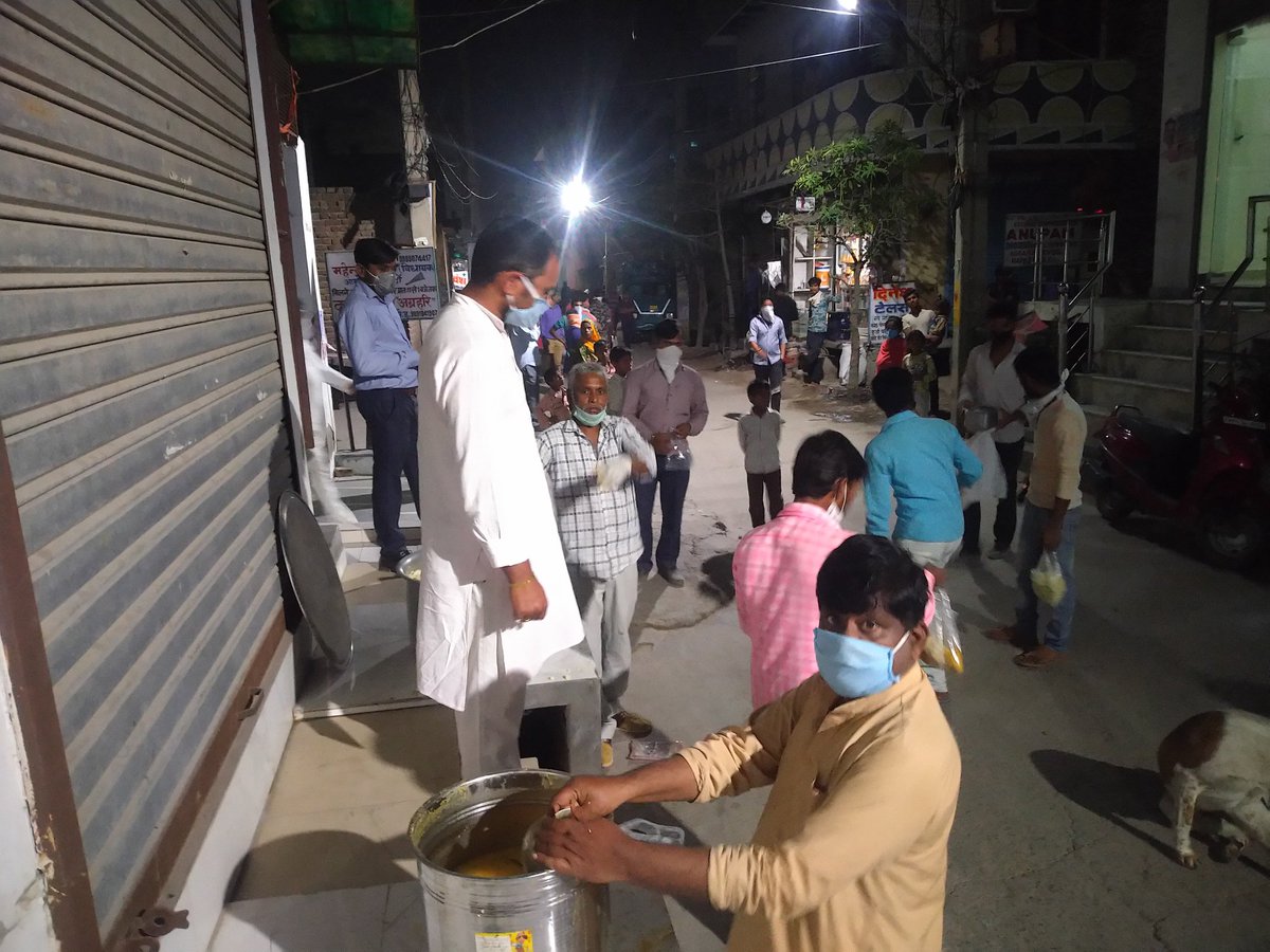 deep2087's tweet photo. दिल्ली के यशस्वी मुख्यमंत्री श्री अरविन्द केजरीवाल जी के आवाहन और श्री गोपाल राय जी के आदेश पर कृतज्ञ NGO प्रतिदिन लगभग 2500 लोगों को भोजन करा रहा है विकासपुरी विधान सभा में लगभग 10 कालोनियों में सुबह शाम भोजन कराया जा रहा है,
@ArvindKejriwal @AapKaGopalRai @kejriwalDelhicm https://t.co/1LCnYlUab5