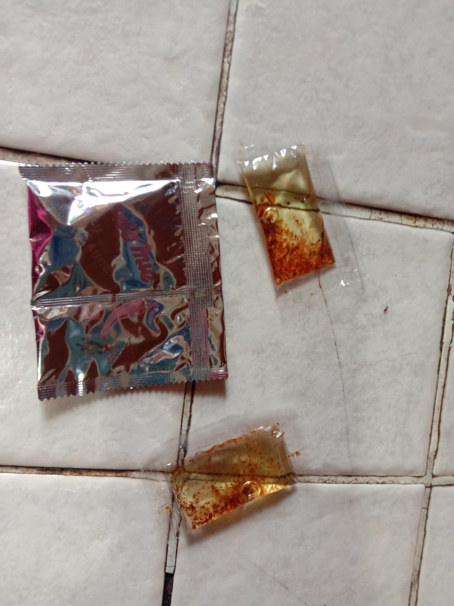 Tweeps tadi saya masak indomie pas dibuka ternyata bumbu minyak nya ada 2. Mungkin ada kawan yg pas buka indomie gak dapet bumbu minyak please DM kalau mau