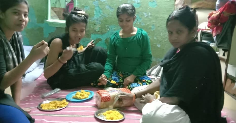 ETASHAsociety's tweet photo. Team ETASHA coordinating with local organisations and associations like RWA for arranging meals for the marginalised trainees and their families during the lockdown. #ETASHAFIGHTSCORONA TO #FIGHTBEROZGAARI #CDC3 https://t.co/Ldfzq2kfd0