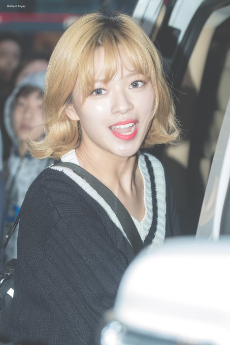 timetoJY's tweet photo. 180401 안녕하세요 출퇴근

#정연 #JEONGYEON #트와이스 #TWICE https://t.co/fYyPwh97qS