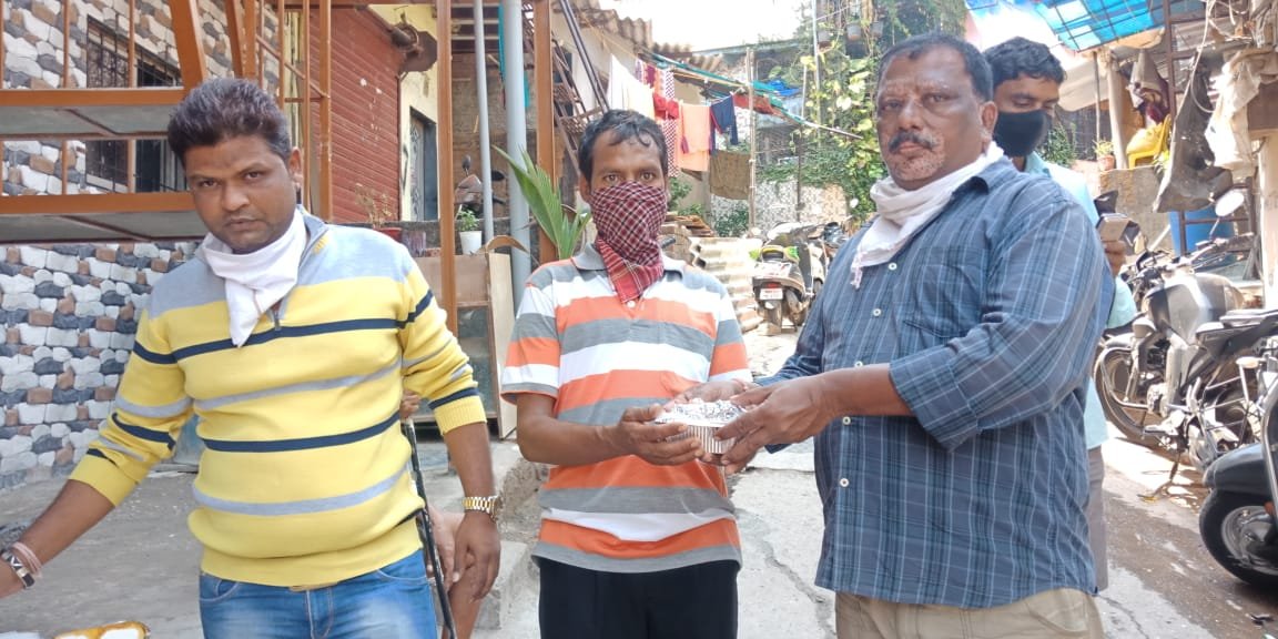 BjpSandeeptripa's tweet photo. #Ward123 food packets distributed to the needy people with the help of our MP @manoj_kotak ji we are committed to serve #Ward123 in each and every mean @bjp4mumbai @MPLodha @ChDadaPatil @Dev_Fadnavis @BJPMumbaiNE @OfficeOfBJP123 @ramkadam https://t.co/G5Z7R4wlmt