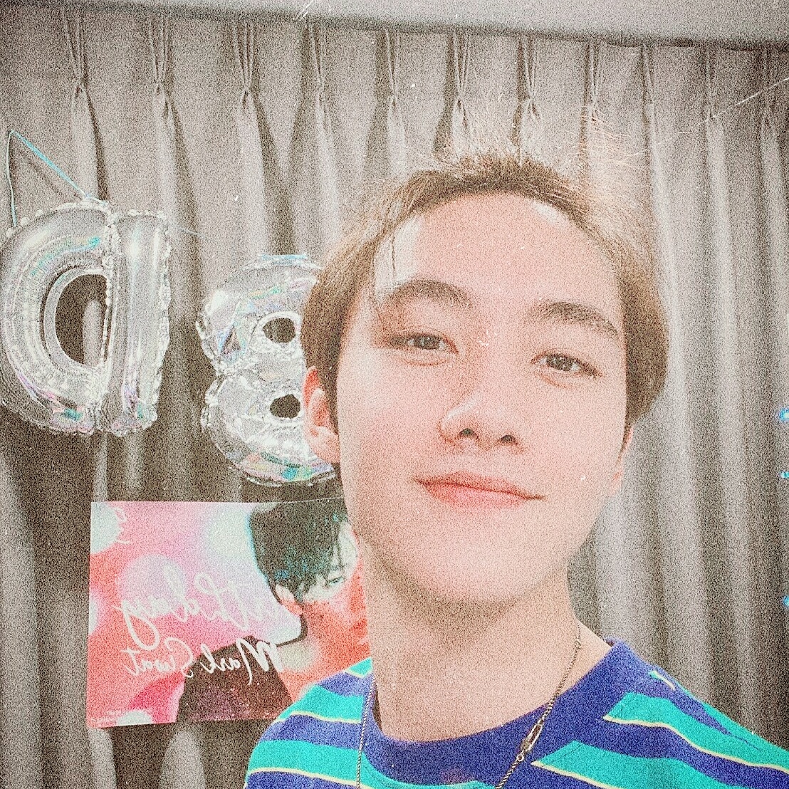 zhengxiuxi's tweet photo. 暮霭生深树，斜阳下小楼。晚风有点远，但途径他身侧，都是温柔。🖤🖤🖤🤞🏻#CosmedXMark https://t.co/1A4kMtMP9o