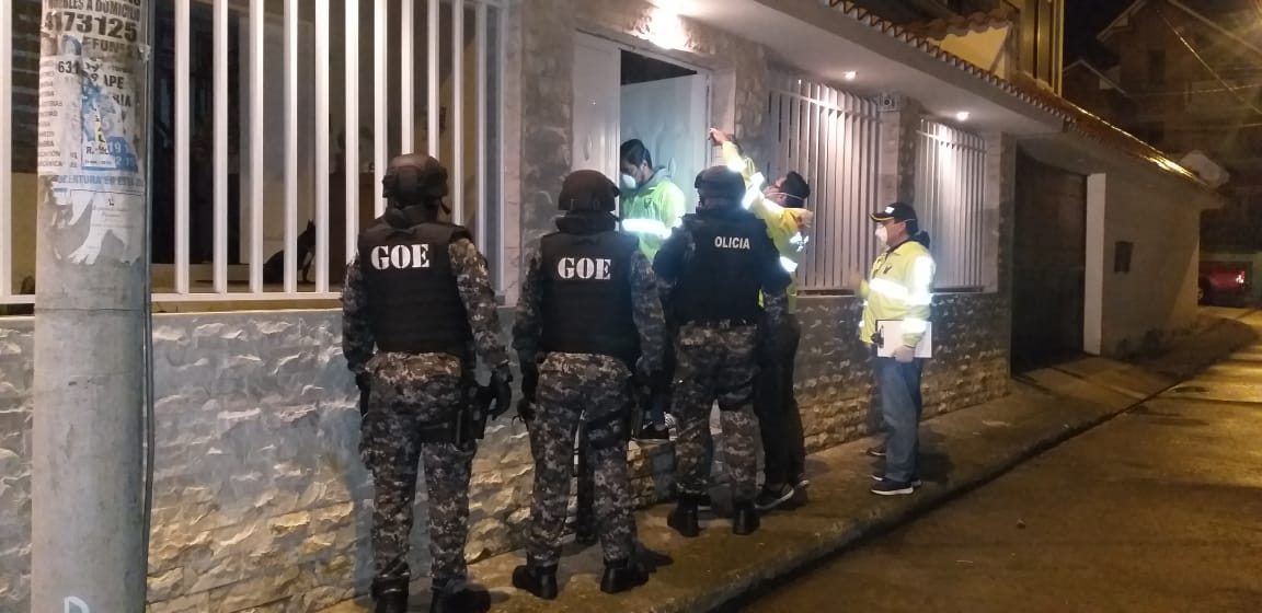 FiscaliaEcuador's tweet photo. #AHORA | #FiscalíaEc lidera allanamientos a las instalaciones de la Dirección General del @IESSec y otros inmuebles en #Quito y #Cuenca, dentro de la investigación a funcionarios de esa institución, por el presunto delito de peculado (noticia en desarrollo). #CasoMascarillas https://t.co/Dq9MiSbQkb