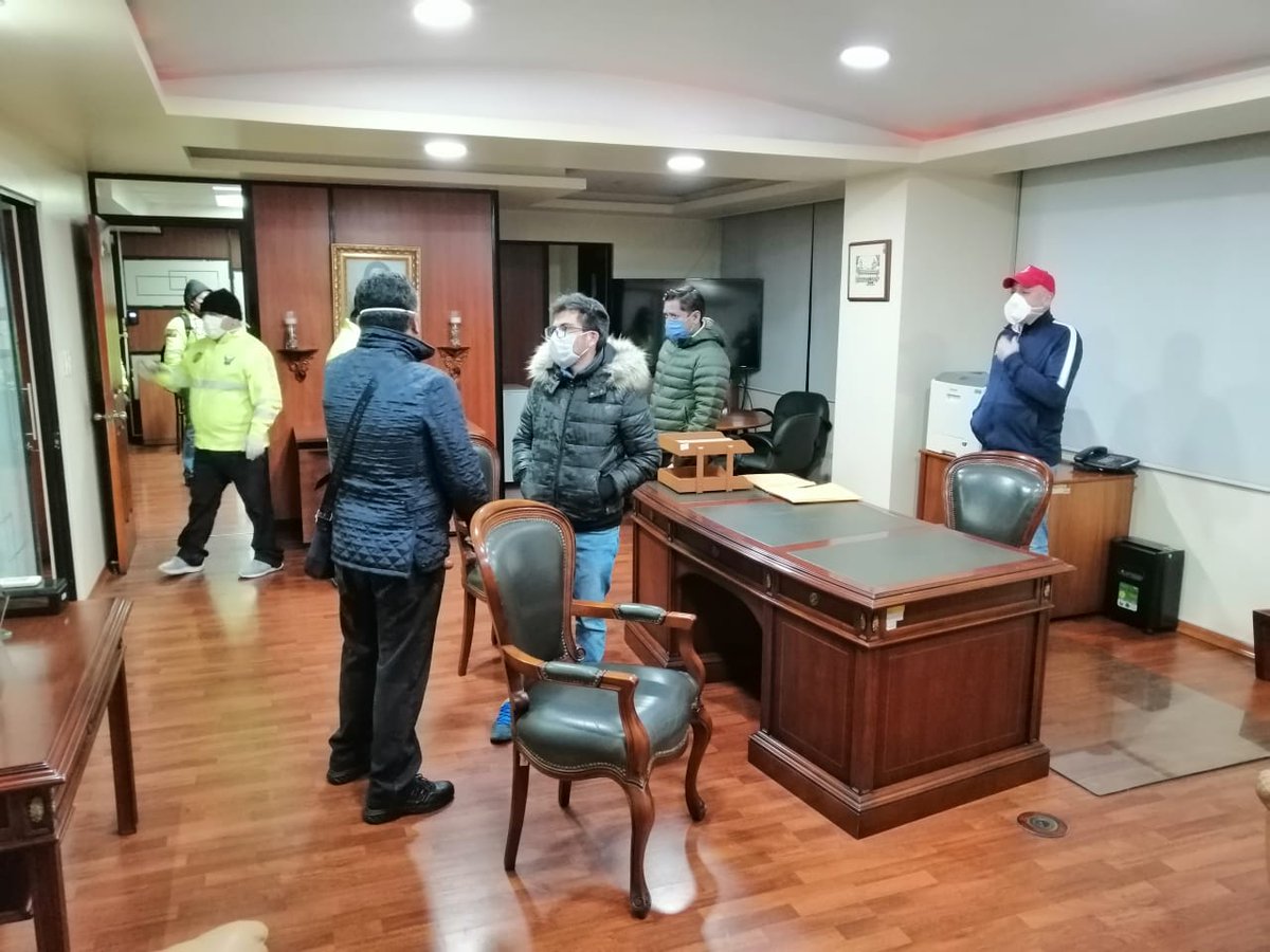 FiscaliaEcuador's tweet photo. #AHORA | #FiscalíaEc lidera allanamientos a las instalaciones de la Dirección General del @IESSec y otros inmuebles en #Quito y #Cuenca, dentro de la investigación a funcionarios de esa institución, por el presunto delito de peculado (noticia en desarrollo). #CasoMascarillas https://t.co/Dq9MiSbQkb