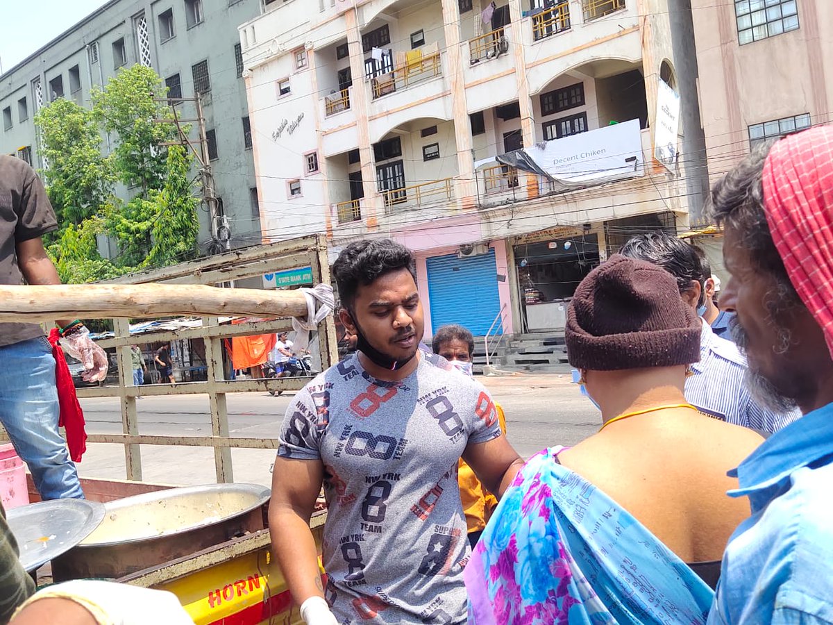 MemuSeva's tweet photo. One of our foundation member distributed food to roadside ppls @KTRTRS @NtvteluguHD @HamaraWarangal https://t.co/KK3manhVGw
