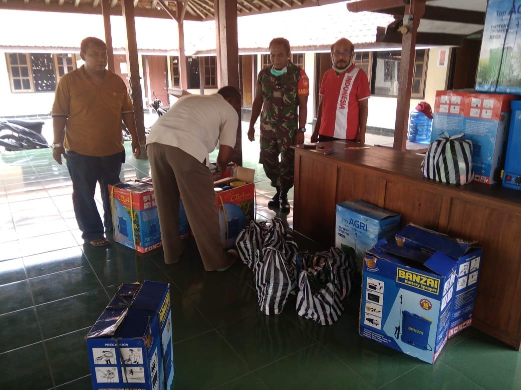 11Ngemplak's tweet image. Babinsa Ngesrep Koptu Wawan Tri Yunianto mendampingi Kepala desa Ngesrep Bpk Joko Widodo memberikan bantuan alat penyemprot Dan cairan disinfektan untuk pencegahan penyebaran virus covid 19 ke seluruh RT di wilayah desa Ngesrep. 
#pendim boyolali
