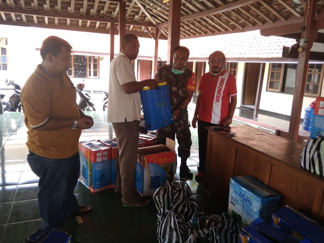 11Ngemplak's tweet image. Babinsa Ngesrep Koptu Wawan Tri Yunianto mendampingi Kepala desa Ngesrep Bpk Joko Widodo memberikan bantuan alat penyemprot Dan cairan disinfektan untuk pencegahan penyebaran virus covid 19 ke seluruh RT di wilayah desa Ngesrep. 
#pendim boyolali