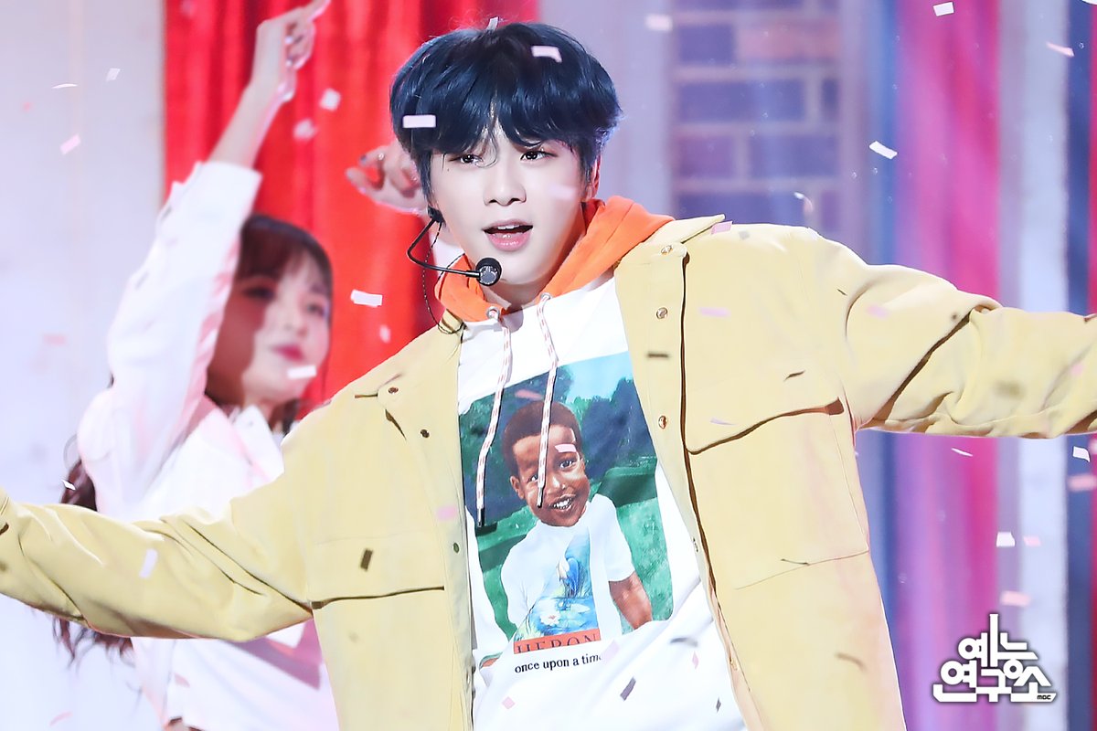 MBC_entertain's tweet photo. 녤모예드와 함께라면 연못에 붕어만 봐도 재밌는 티라노🦖
현포 보면서 문화센터X 연습실O 녜리 기다리기💃🏻

📷 ☞https://t.co/W0bSMFtw7B

200328 #쇼음악중심 #음중 #강다니엘 #KANGDANIEL #2U #Jealous @konnect_danielk https://t.co/OY7LRgjXef