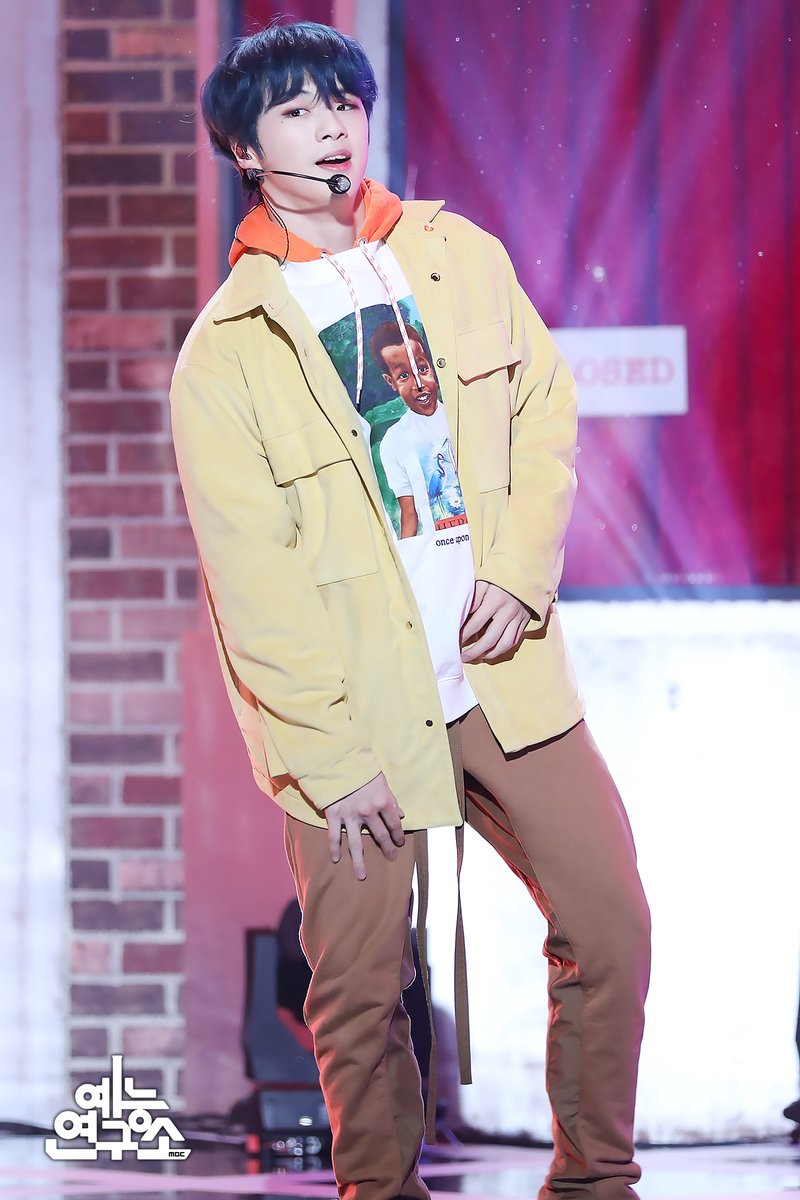 MBC_entertain's tweet photo. 녤모예드와 함께라면 연못에 붕어만 봐도 재밌는 티라노🦖
현포 보면서 문화센터X 연습실O 녜리 기다리기💃🏻

📷 ☞https://t.co/W0bSMFtw7B

200328 #쇼음악중심 #음중 #강다니엘 #KANGDANIEL #2U #Jealous @konnect_danielk https://t.co/OY7LRgjXef