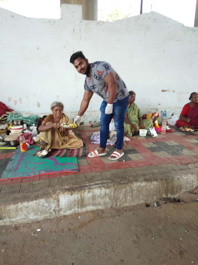 MemuSeva's tweet photo. One of our foundation member distributed food to roadside ppls @KTRTRS @NtvteluguHD @HamaraWarangal https://t.co/KK3manhVGw