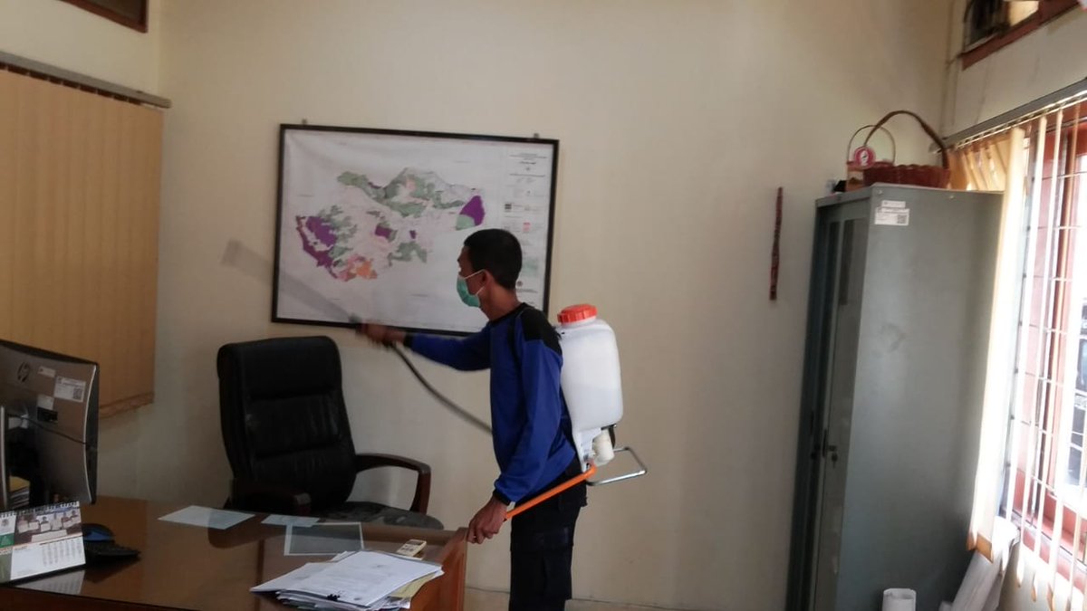 BPHL_IV's tweet photo. Dalam rangka upaya pencegahan penyebaran virus corona (COVID-19), BPHP Wilayah IV Jambi melakukan penyemprotan desinfektan ke seluruh ruangan kantor dan kendaraan dinas. Semoga wabah COVID-19 segera berakhir.
#dirumahaja
#KLHK
#DitjenPHPL https://t.co/zTu1Anph5F