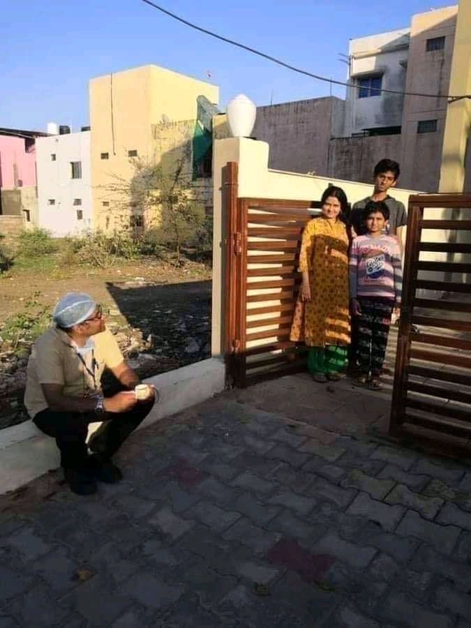 ____Abhijeet___'s tweet photo. हे गेले सलग ५ दिवस कोरोना रुग्णांवर उपचार करतायत. काल पहिल्यांदा मुलीची आठवण आली म्हणून घरी आले, दुरून कंपाउंडपाशी बसून चहा पिला. पुन्हा उपचार करायला निघून गेले.

डॉक्टर सुधीर देहरीया. १३० कोटी जनता तुम्हाला आज झुकून सलाम करतेय..!!
#CoronaUpdatesInIndia

<from Vinod M's fb wall> https://t.co/NZATqy38DC