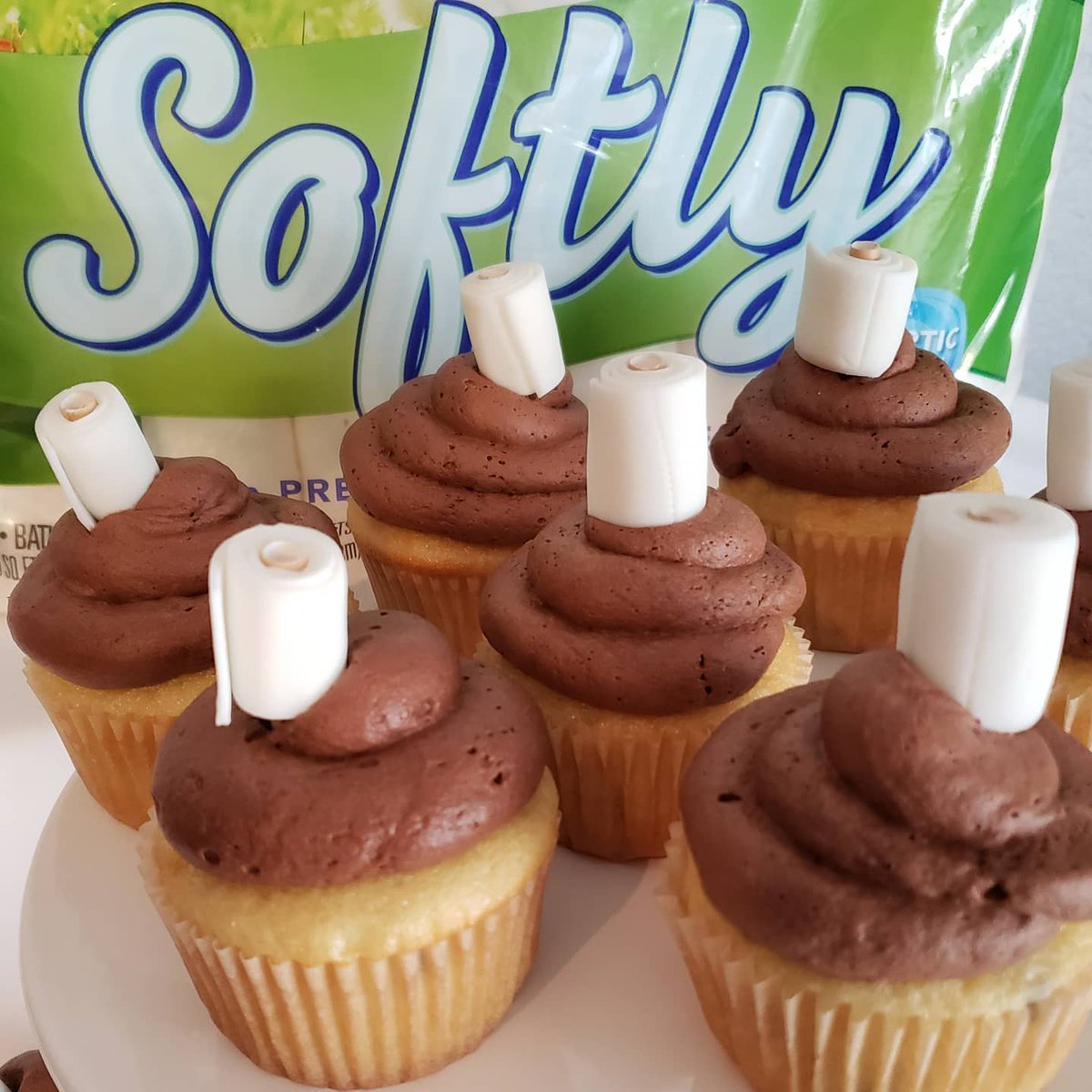 PattiCStyx's tweet photo. #AprilFoolsDay #cupcakes #fondant #bathtissue Inspired by the foolish hoarders last month. When will this end. https://t.co/HXe9Sxxb0h