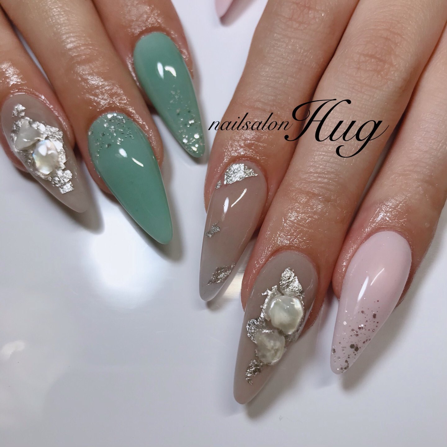 Nailhug 流行りのミントグリーン と時期の桜カラー アシメネイル 00 リピート割引 1000 Menu スカルプロングポイントコース 追加アート3dミラー 予約 Lineid予約 Nailsalonhug Nailsalonhug ロングネイル ロングスカルプ ミントグリーン
