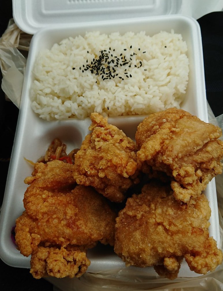 Twitter 上的 Tomneko 遠野 今日のランチは 唐揚げ専門店 ばんがりさんのお弁当 唐揚げはみ出てます T Co Emublnutxo Twitter