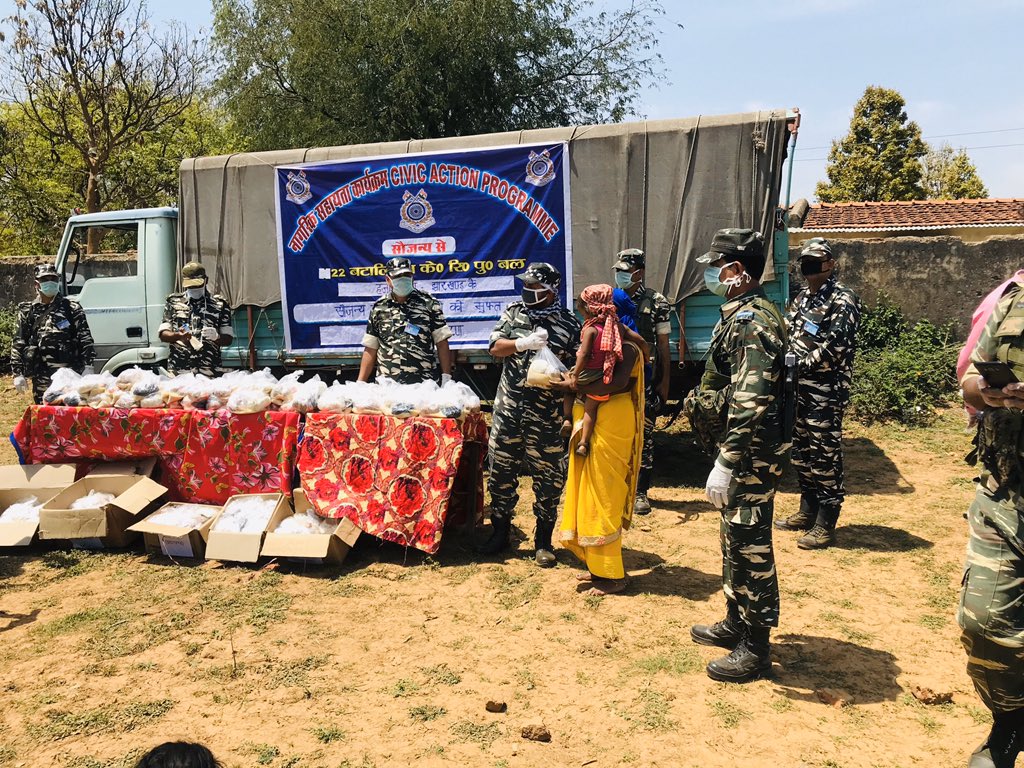 feeding_india's tweet photo. बात सरहद की हो या भूख के जद की।
C.R.P.F शान है,देश का अभिमान है।
Thank you 22 battalion CRPF for distributing rasan to Birhot Tribes of Demotand and maintaining social distancing 

@JharkhandCMO @HemantSorenJMM @crpfindia @PMOIndia @narendramodi @DC_Hazaribag @jayantsinha https://t.co/l7tnJIO6hp