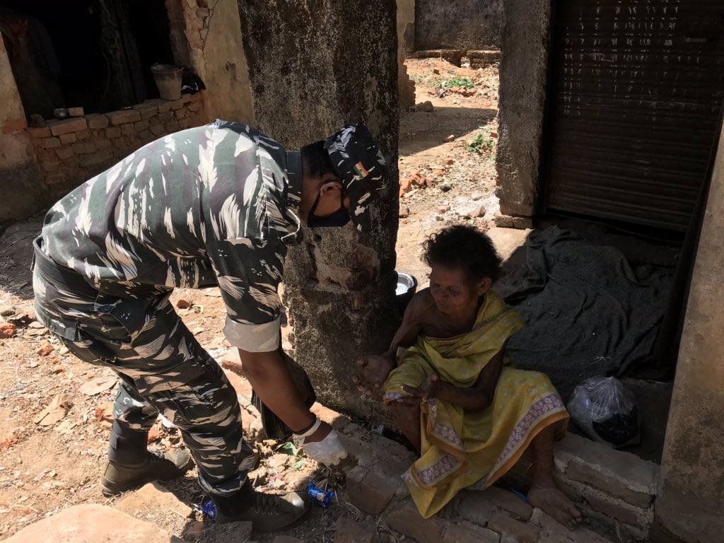 feeding_india's tweet photo. बात सरहद की हो या भूख के जद की।
C.R.P.F शान है,देश का अभिमान है।
Thank you 22 battalion CRPF for distributing rasan to Birhot Tribes of Demotand and maintaining social distancing 

@JharkhandCMO @HemantSorenJMM @crpfindia @PMOIndia @narendramodi @DC_Hazaribag @jayantsinha https://t.co/l7tnJIO6hp