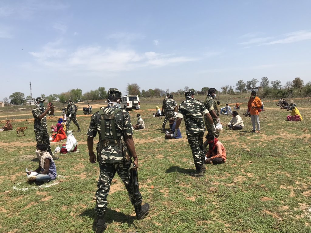 feeding_india's tweet photo. बात सरहद की हो या भूख के जद की।
C.R.P.F शान है,देश का अभिमान है।
Thank you 22 battalion CRPF for distributing rasan to Birhot Tribes of Demotand and maintaining social distancing 

@JharkhandCMO @HemantSorenJMM @crpfindia @PMOIndia @narendramodi @DC_Hazaribag @jayantsinha https://t.co/l7tnJIO6hp