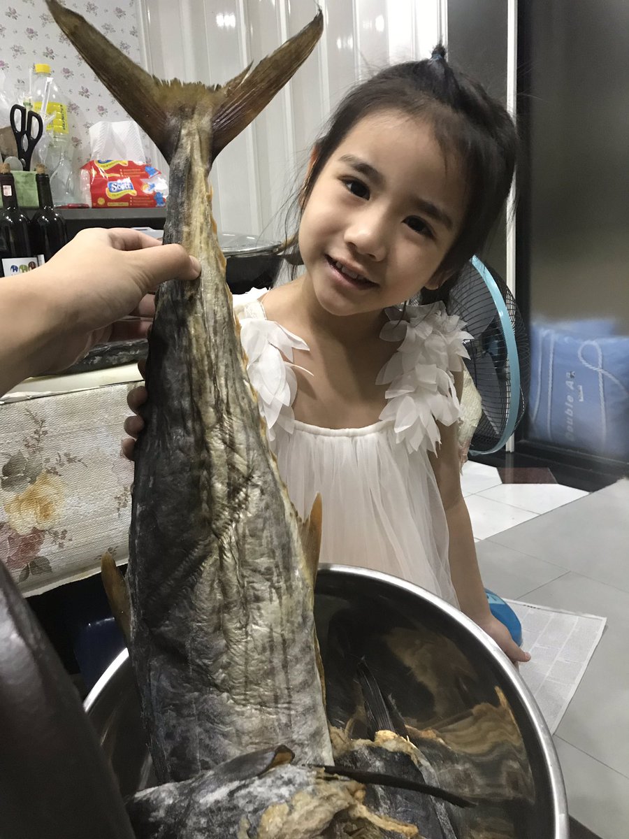 punwajay's tweet photo. วันนี้มี๊มี ... ปลาอินทรี 🐟 ส่งตรงจากแดนใต้ ....มานำเหนอออ มี 2 แบบนะคะ 
1. ปลาอินทรีเค็ม 👉🏻👉🏻  ครึ่ง กก. 350 บาท
2. ปลาอินทรีแดดเดียว 👉🏻👉🏻 ครึ่ง กก. 320บาท

แชร์วนไปปปป แชร์กันเยอะ ซื้อกันเยอะ มี๊ก็แจกเยอะนะ ❤️ 
#ปลาอินทรีมี๊ทำเอง #ฝากร้าน #อร่อยบอกต่อ https://t.co/fFtJl6Vreq