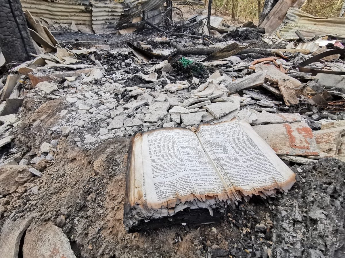 misol140's tweet photo. Hoy, entre los escombros del incendio al que asistió @ViviendaSV, @GobernacionSV y @PROCIVILSV se veía esta Biblia. Me ha impactado porque estaba entre todas las cosas quemadas y abierta con: Genesis 11 "La torre de Babel"
https://t.co/GyK150O4OC https://t.co/PES3btcqoK