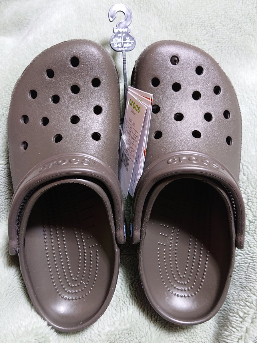 エイトボール商会 Di Twitter クロックス 今日から新年度なので サンダルを新しくした O クロックスは 色んな種類があるが やっぱりベーシックな クラシック がイイね V ミリヲタの俺にとって この色は コヨーテブラウン O O O O