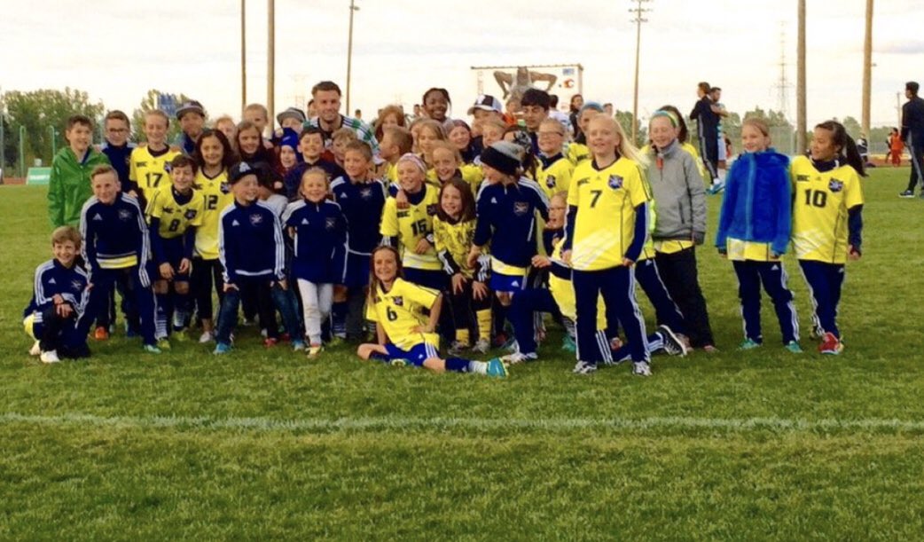 grahamfish9's tweet photo. Thanks @rqk15 @frankiep21 &amp; @ziggymegs 

Not a photo of coaching, but by far my most memorable moment. 2 top clubs coming together for a top night of footy💛💙 💚 

24 hrs to respond or donate $20 to local charity. Nominate 4 coaches &amp; post a pic of you coaching. https://t.co/mWPIQ4irSt