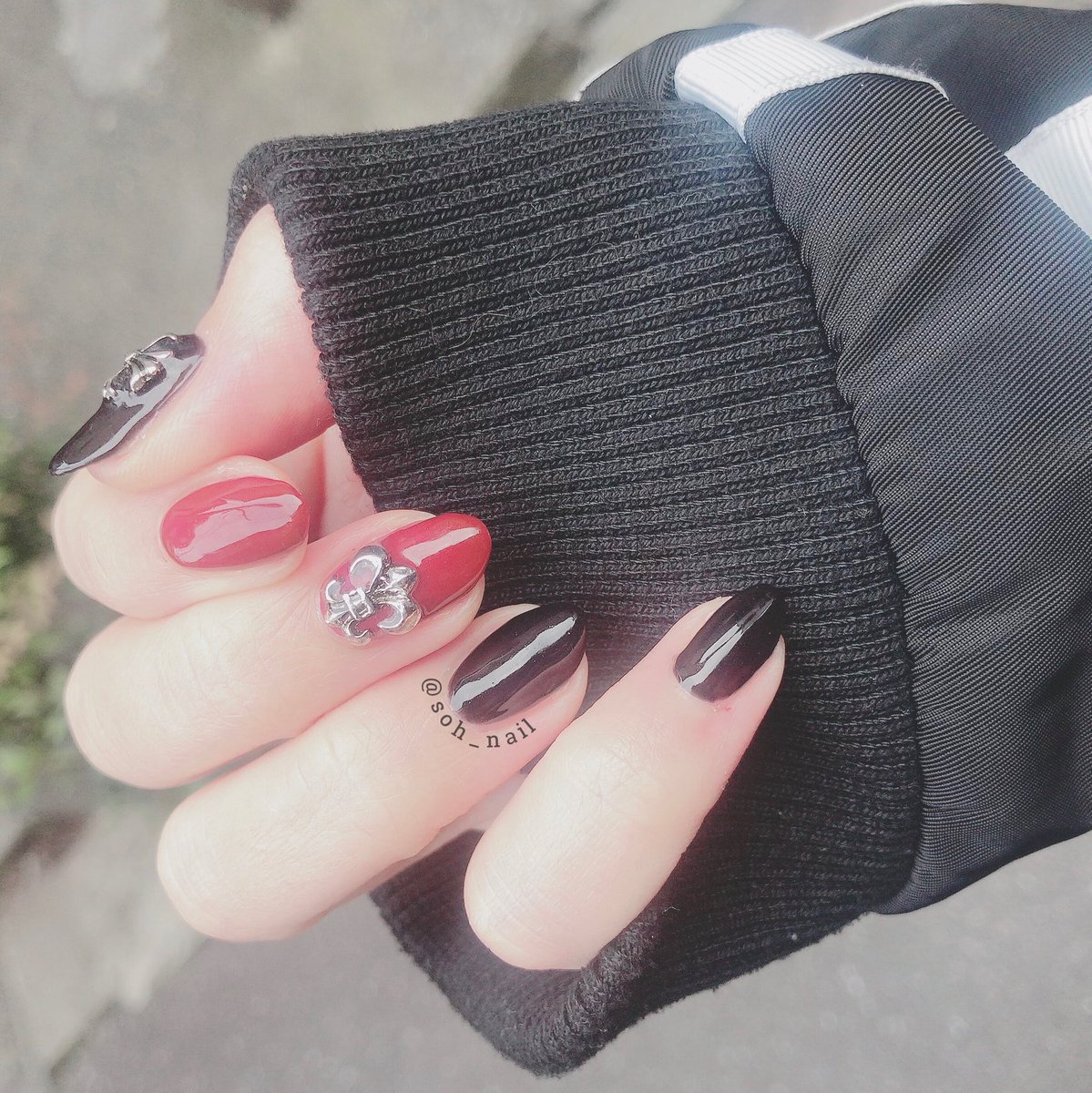 Soh ネイル垢 New My Nail 4月 ˆoˆ 前回の春らしいネイルはどこへやら 替えたては好評だったし気に入っていたのに髪色や普段の服装と合わなさ過ぎて思い立ったが吉日 クロムパーツ使いたかったから満足っ 髪色とお揃いの赤黒 セルフ