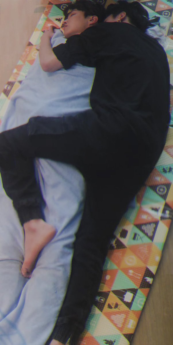 WithLove_JK's tweet photo. น้องเป็นเด็กติดกอดจริงๆอ่ะ ตอนนอนน้องต้องได้นอนกอดอะไร แล้วดูท่านอนดอท่าเดียวกันหมดเลย โคตรน่ารักกก https://t.co/j7yAdFa9Ve