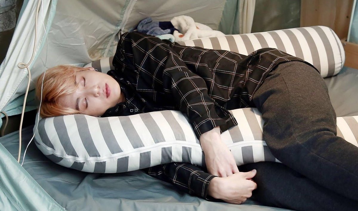 WithLove_JK's tweet photo. น้องเป็นเด็กติดกอดจริงๆอ่ะ ตอนนอนน้องต้องได้นอนกอดอะไร แล้วดูท่านอนดอท่าเดียวกันหมดเลย โคตรน่ารักกก https://t.co/j7yAdFa9Ve