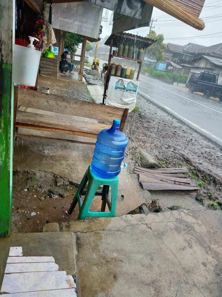 Warga peduli penanganan wabah COVID 19, cuci tangan sebelum masuk
#RelawanDesaLawanCovid19
#LambarLawanCorona
<a href="/halimiskandarnu/">ABDUL HALIM ISKANDAR</a> 
<a href="/anwsanusi/">Anwar Sanusi</a>
<a href="/malik_haramain/">malikharamain</a>
<a href="/imansyukri/">Iman Sukri</a>
<a href="/taufikmadjid71/">IG : taufik.madjid</a>
@fachrilabalado