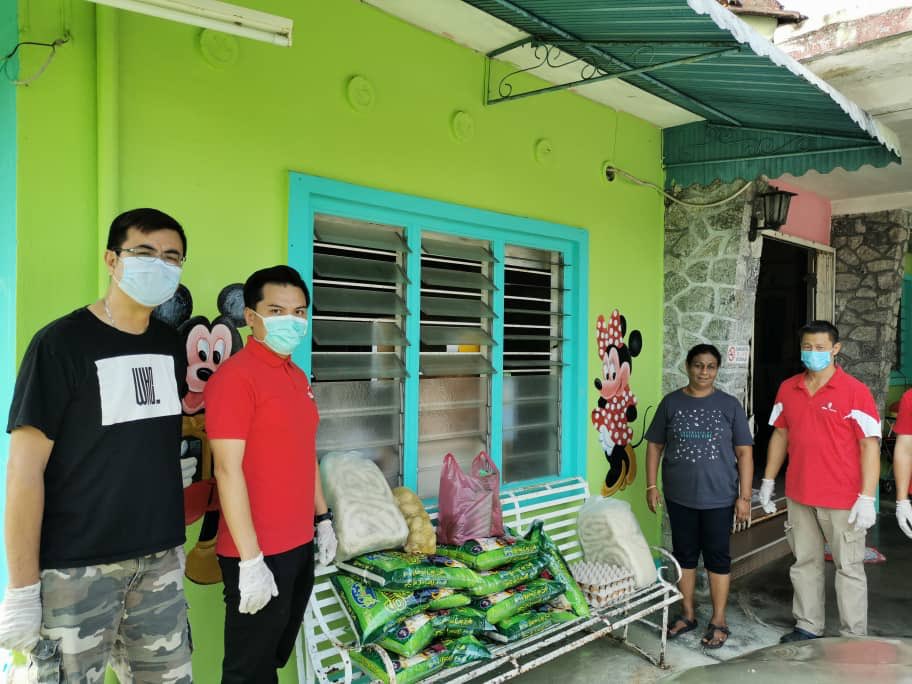 NgaKorMing's tweet photo. Hari ini 10 hari berturut-turut pasukan khidmat DAP PERAK menghantar bantuan & sumbangan kpd kakitangan awam,asnaf miskin & badan kebajikan dlm usaha gigih kita memerangi covid 19.Semoga usaha2 murni ini membawa hikmah kpd rakyat yg kami kasihi. #DAP4ALL @roketkini @dapmalaysia https://t.co/ILkqVAvnEL