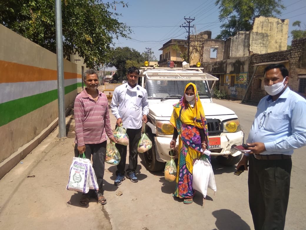 LupinCSR's tweet photo. #LHWRF #Bharatpur distributed food packets to migrant workers at #Rarah #IndiaFightsCorona @NITIAayog @amitabhk87 @BHARATPUR_DM @sitaramgupta11 https://t.co/3UYQwNAVZl
