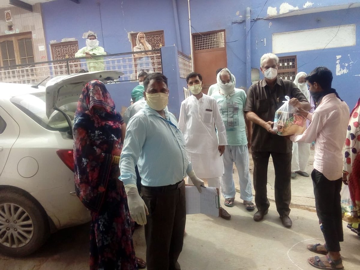 LupinCSR's tweet photo. #LHWRF #Bharatpur distributed food packets to migrant workers at #Rarah #IndiaFightsCorona @NITIAayog @amitabhk87 @BHARATPUR_DM @sitaramgupta11 https://t.co/3UYQwNAVZl